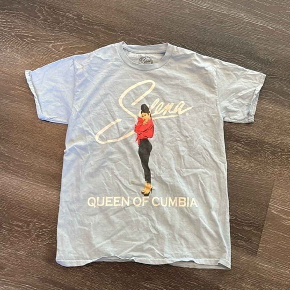 Retro Selena queen of cumbia t-shirt 
Women’s medium